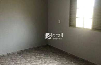 Imagem: A casa possui 2 Dormitórios, 1 Banheiro, 2 Vagas na garagem