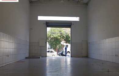 Imagem: O depósito possui 4 Vagas na garagem, 300m² de Área e está