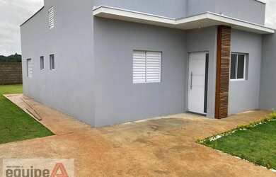 Imagem: A casa possui 2 Dormitórios, 2 Banheiros, 4 Vagas na garagem