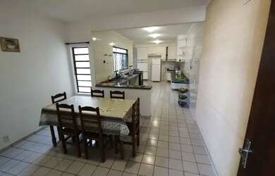 Imagem: A casa possui 4 Dormitórios, 4 Banheiros, 3 Vagas na garagem