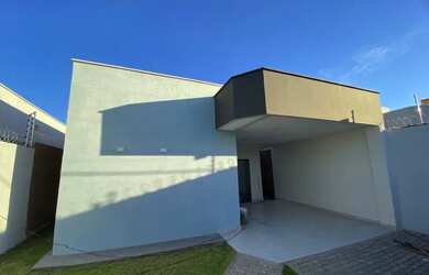 Imagem: A casa possui 3 Dormitórios, 2 Banheiros, 2 Vagas na garagem