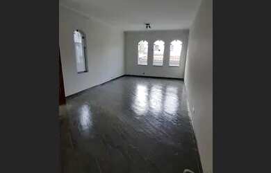 Imagem: A casa possui 2 Dormitórios, 2 Banheiros, 5 Vagas na garagem