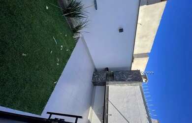 Imagem: A casa possui 3 Dormitórios, 2 Banheiros, 2 Vagas na garagem