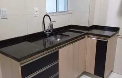 Imagem: O apartamento possui 2 Dormitórios, 1 Banheiro, 1 Vaga na garagem