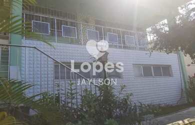 Imagem: A casa à venda possui 5 Dormitórios, 2 Banheiros, 3 Vagas