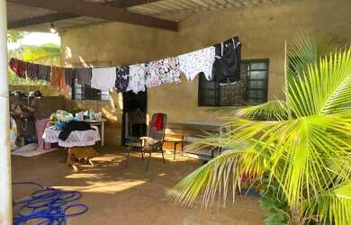 Imagem: A casa possui 2 Dormitórios, 1 Banheiro, 2 Vagas na garagem