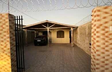 Imagem: A casa possui 3 Dormitórios, 1 Banheiro, 4 Vagas na garagem