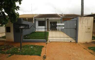 Imagem: A casa possui 2 Dormitórios, 1 Banheiro, 2 Vagas na garagem