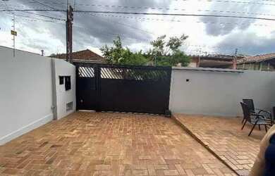 Imagem: A casa possui 3 Dormitórios, 1 Banheiro, 1 Vaga na garagem