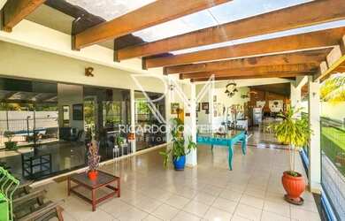 Imagem: A casa possui 5 Dormitórios, 5 Banheiros, 5 Vagas na garagem