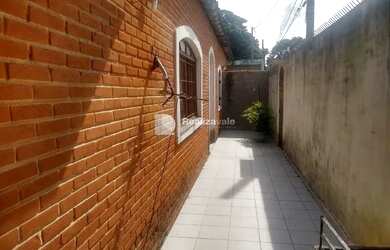 Imagem: A casa possui 2 Dormitórios, 2 Banheiros, 2 Vagas na garagem