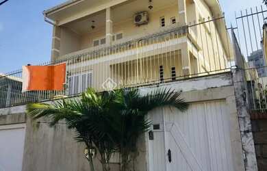 Imagem: A casa possui 4 Dormitórios, 3 Banheiros, 3 Vagas na garagem