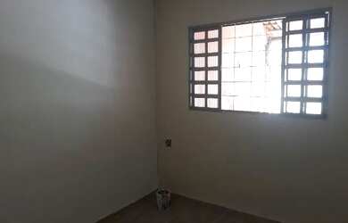 Imagem: A casa possui 3 Dormitórios, 1 Banheiro, 2 Vagas na garagem