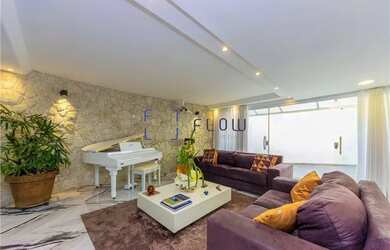 Imagem: A casa possui 3 Dormitórios, 2 Banheiros, 3 Vagas na garagem