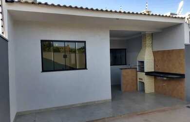 Imagem: A casa possui 2 Dormitórios, 1 Banheiro, 2 Vagas na garagem