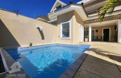 Imagem: A casa em condomínio possui 5 Dormitórios, 5 Banheiros, 2