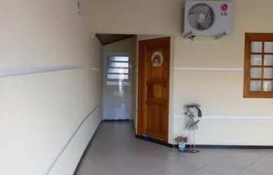 Imagem: A casa possui 2 Dormitórios, 1 Banheiro, 2 Vagas na garagem