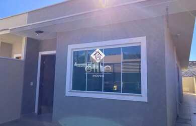 Imagem: A casa possui 3 Dormitórios, 2 Banheiros, 2 Vagas na garagem