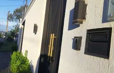 Imagem: A casa possui 4 Dormitórios, 5 Banheiros, 4 Vagas na garagem