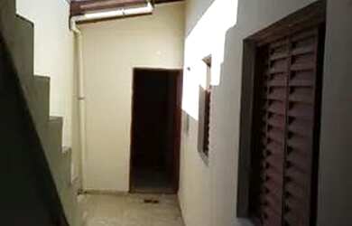 Imagem: A casa possui 3 Dormitórios, 1 Banheiro, 2 Vagas na garagem