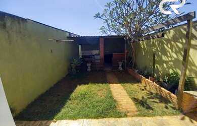 Imagem: A casa possui 3 Dormitórios, 3 Banheiros, 1 Vaga na garagem