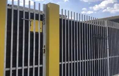 Imagem: A casa possui 2 Dormitórios, 2 Banheiros, 2 Vagas na garagem