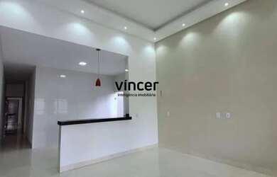 Imagem: A casa possui 3 Dormitórios, 2 Banheiros, 2 Vagas na garagem