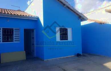 Imagem: A casa possui 2 Dormitórios, 1 Banheiro, 2 Vagas na garagem