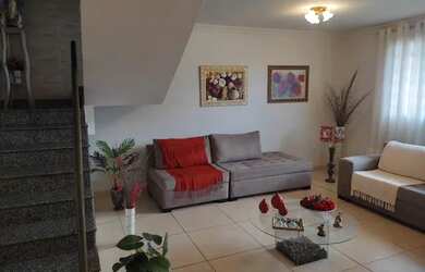 Imagem: A casa possui 4 Dormitórios, 3 Banheiros, 2 Vagas na garagem