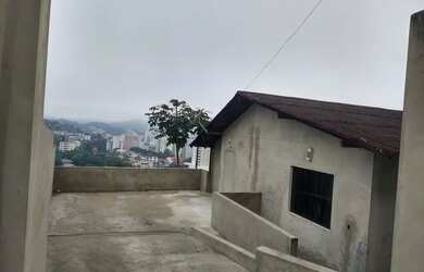 Imagem: A casa possui 3 Dormitórios, 2 Banheiros, 3 Vagas na garagem