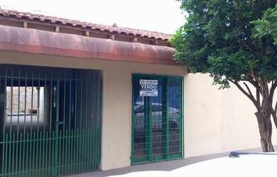 Imagem: A casa possui 4 Dormitórios, 2 Banheiros, 3 Vagas na garagem