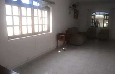 Imagem: A casa possui 2 Dormitórios, 2 Banheiros, 3 Vagas na garagem