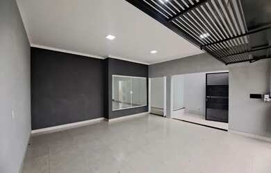 Imagem: A casa possui 3 Dormitórios, 2 Banheiros, 2 Vagas na garagem