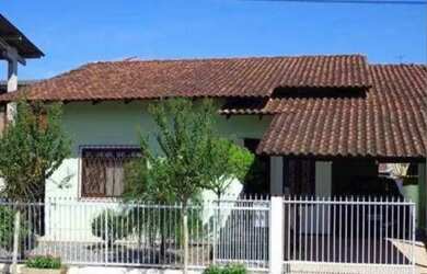 Imagem: A casa possui 2 Dormitórios, 2 Banheiros e está localizado