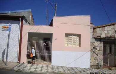 Imagem: A casa possui 3 Dormitórios, 2 Banheiros, 1 Vaga na garagem