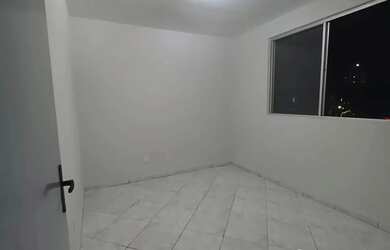 Imagem: O apartamento possui 3 Dormitórios, 1 Banheiro, 1 Vaga na garagem