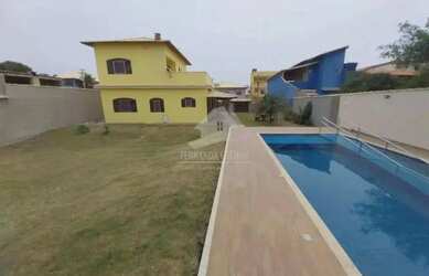 Imagem: A casa possui 3 Dormitórios, 3 Banheiros, 4 Vagas na garagem