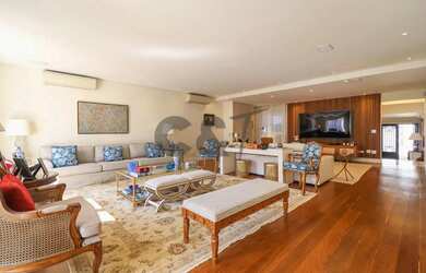 Imagem: A casa possui 4 Dormitórios, 5 Banheiros, 4 Vagas na garagem