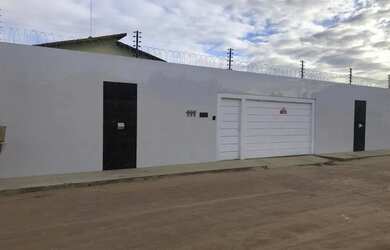 Imagem: A casa possui 5 Dormitórios, 4 Banheiros, 5 Vagas na garagem