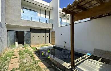 Imagem: A casa possui 3 Dormitórios, 3 Banheiros, 2 Vagas na garagem