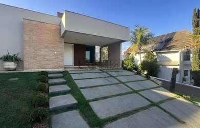 Imagem: A casa possui 3 Dormitórios, 4 Banheiros, 2 Vagas na garagem