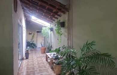 Imagem: A casa possui 3 Dormitórios, 2 Banheiros, 2 Vagas na garagem