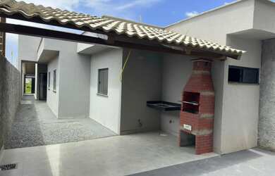 Imagem: A casa possui 3 Dormitórios, 2 Banheiros, 2 Vagas na garagem