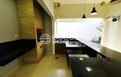 Imagem: A casa possui 3 Dormitórios, 4 Banheiros, 2 Vagas na garagem