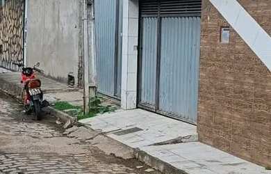 Imagem: A casa possui 2 Dormitórios, 1 Banheiro, 1 Vaga na garagem