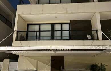 Imagem: A casa em condomínio possui 4 Dormitórios, 5 Banheiros, 3