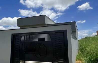 Imagem: A casa possui 2 Dormitórios, 2 Banheiros, 2 Vagas na garagem