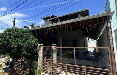 Imagem: A casa possui 4 Dormitórios, 3 Banheiros, 2 Vagas na garagem