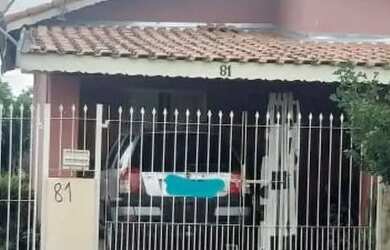 Imagem: A casa possui 3 Dormitórios, 2 Banheiros, 2 Vagas na garagem