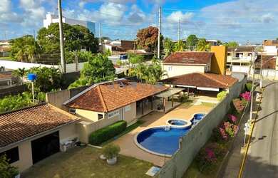 Imagem: A casa possui 4 Dormitórios, 5 Banheiros, 5 Vagas na garagem